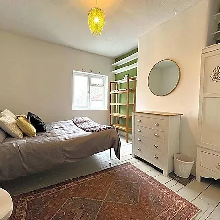 Luxe Cottage-style Retreat With Garden - Sleeps 12 3*