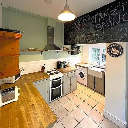 호텔 Luxe Cottage-style Retreat With Garden - Sleeps 12 브리스틀