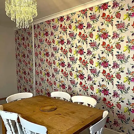 Luxe Cottage-style Retreat With Garden - Sleeps 12 3*
