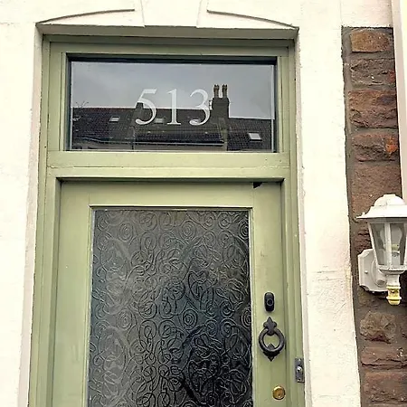 Luxe Cottage-style Retreat With Garden - Sleeps 12 호텔 3*