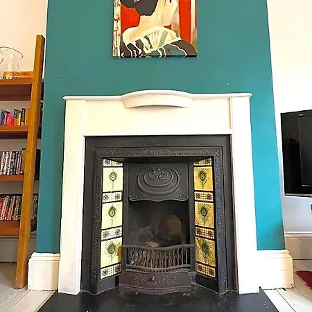 Luxe Cottage-style Retreat With Garden - Sleeps 12 호텔 3*