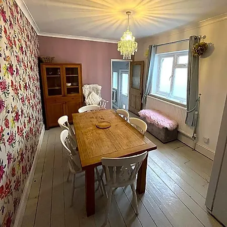 Luxe Cottage-style Retreat With Garden - Sleeps 12