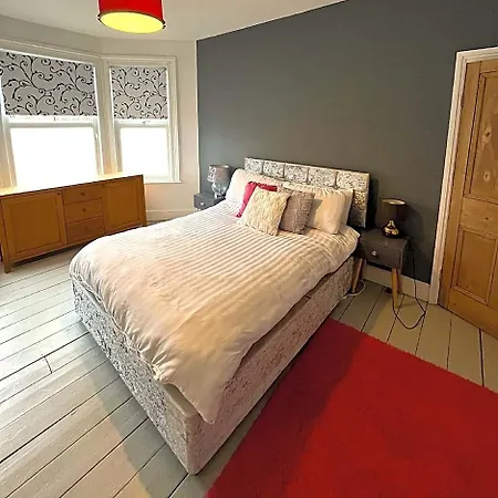 Luxe Cottage-style Retreat With Garden - Sleeps 12 브리스틀