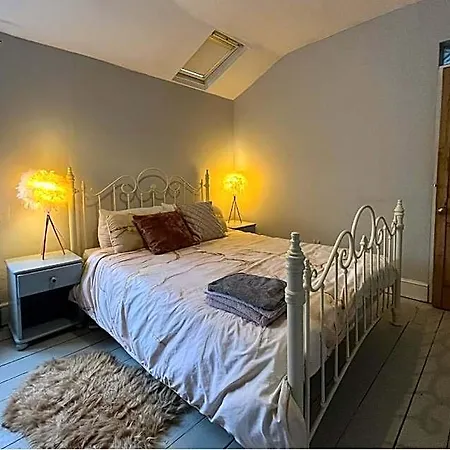 Luxe Cottage-style Retreat With Garden - Sleeps 12 브리스틀