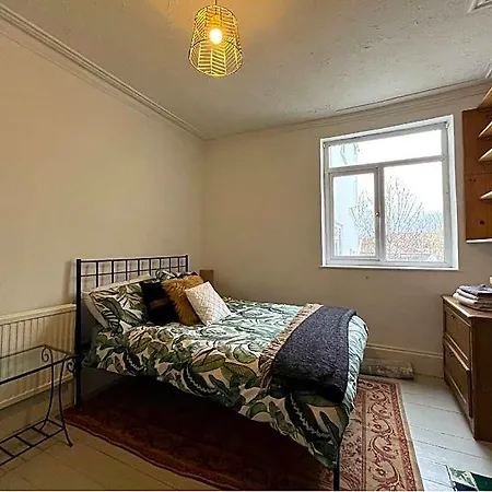 Luxe Cottage-style Retreat With Garden - Sleeps 12 호텔 브리스틀