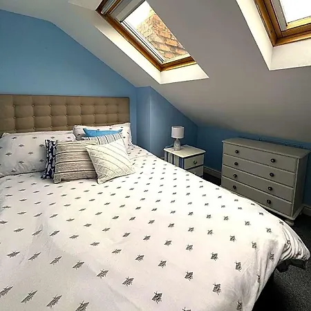 Luxe Cottage-style Retreat With Garden - Sleeps 12