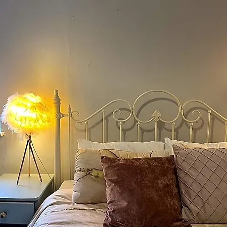 Luxe Cottage-style Retreat With Garden - Sleeps 12 3*