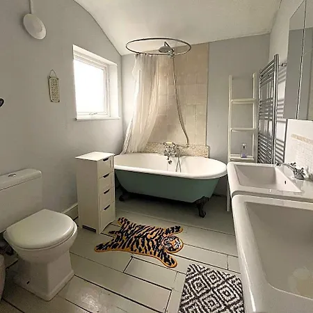 Luxe Cottage-style Retreat With Garden - Sleeps 12 호텔