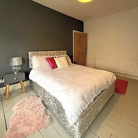 Luxe Cottage-style Retreat With Garden - Sleeps 12 3* 브리스틀