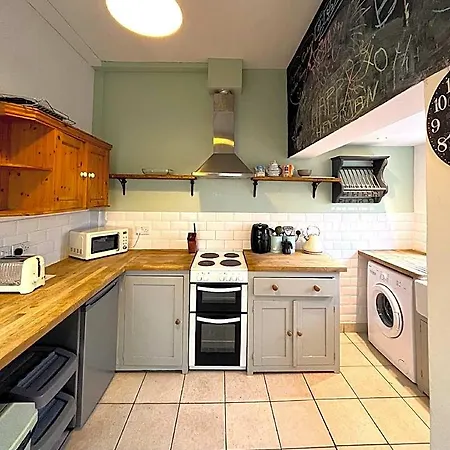Luxe Cottage-style Retreat With Garden - Sleeps 12