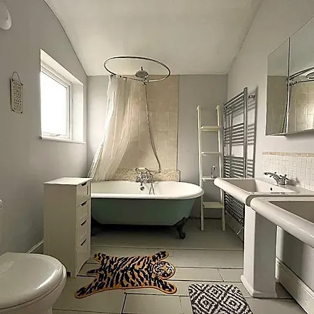 호텔 Luxe Cottage-style Retreat With Garden - Sleeps 12 브리스틀