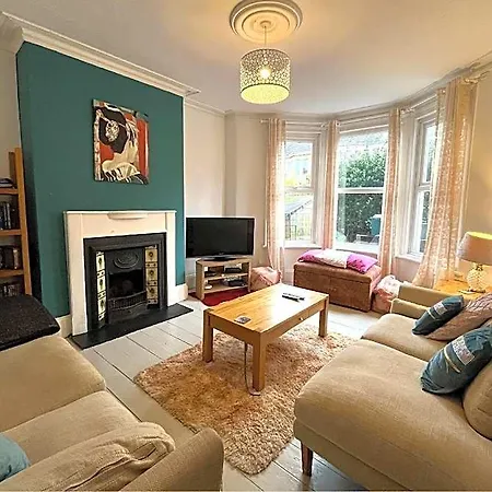 Luxe Cottage-style Retreat With Garden - Sleeps 12 브리스틀
