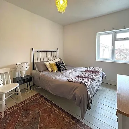 Luxe Cottage-style Retreat With Garden - Sleeps 12 3* 브리스틀