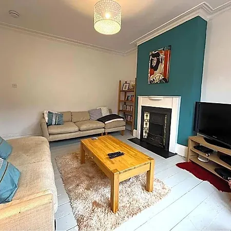 Luxe Cottage-style Retreat With Garden - Sleeps 12 3*