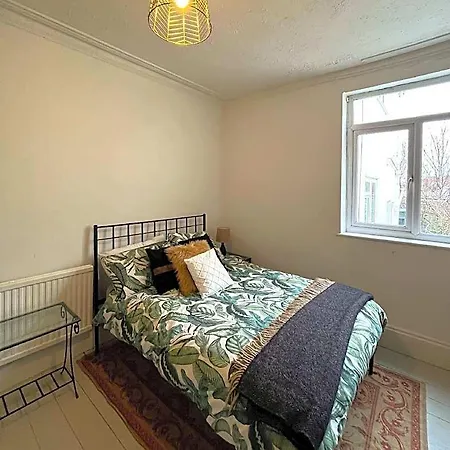 Luxe Cottage-style Retreat With Garden - Sleeps 12 호텔